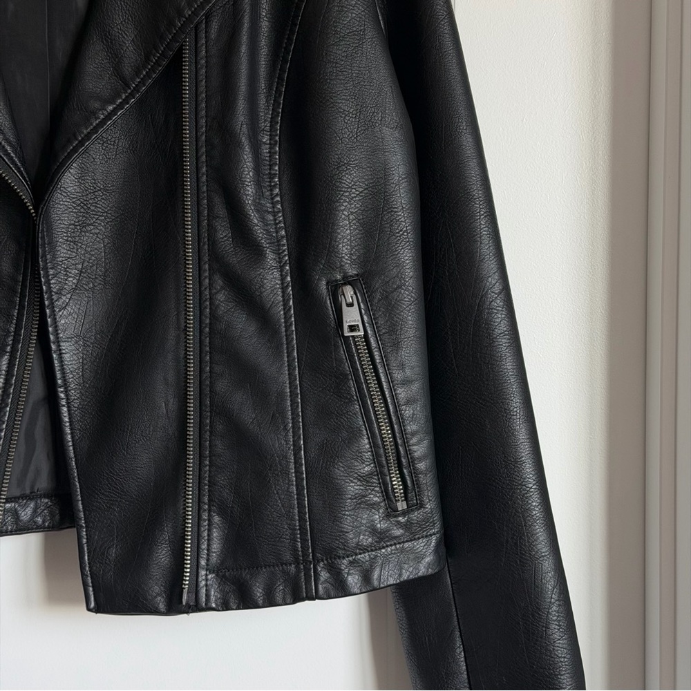 Levi’s Black Faux Leather Moto Biker Jacket — Women’s Medium - Picture 4 of 13